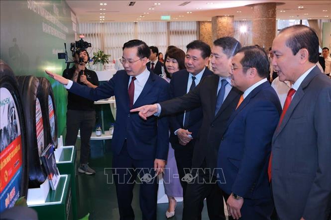 Thứ trưởng Bộ Tài chính Cao Anh Tuấn và lãnh đạo Tập đoàn Hoá chất Việt Nam tham quan triển lãm các sản phẩm của Tập đoàn Hoá chất Việt Nam. Ảnh: Hoàng Hiếu - TTXVN