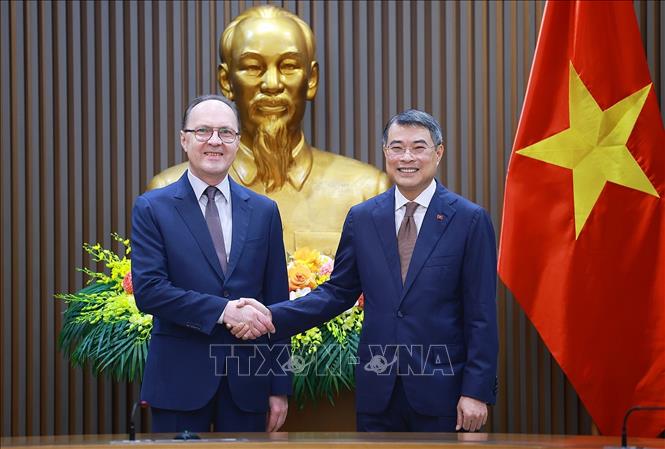 Thủ tướng Lê Minh Hưng tiếp Đại sứ Liên bang Nga tại Việt Nam Gennady Bezdetko. Ảnh: Dương Giang – TTXVN
