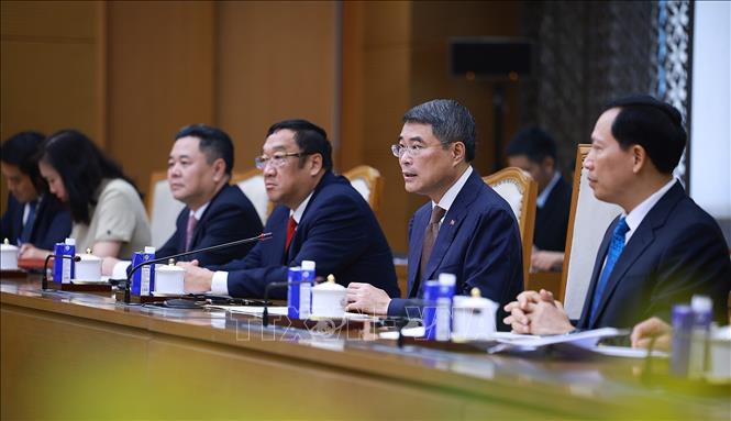 Thủ tướng Lê Minh Hưng tiếp Đại sứ Liên bang Nga tại Việt Nam Gennady Bezdetko. Ảnh: Dương Giang – TTXVN
