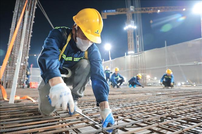 Công nhân khẩn trương buộc thép sàn phục vụ các hạng mục kết cấu của Sân vận động Hùng Vương. Ảnh: Lê Đông - TTXVN
