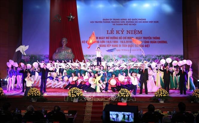 Chương trình nghệ thuật chào mừng Lễ kỷ niệm 60 năm Ngày mở đường Hồ Chí Minh - Ngày truyền thống Bộ đội Trường Sơn (19/5/1959-19/5/2019). Ảnh: Dương Giang - TTXVN