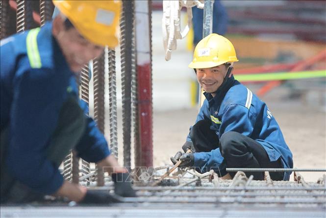 Đơn vị thi công huy động tối đa nhân lực và thiết bị, tổ chức thi công “3 ca, 4 kíp” tại dự án Sân vận động Hùng Vương. Ảnh: Lê Đông - TTXVN 
