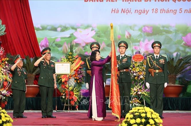 Chiều 18/5/2019, tại Hà Nội, Quân ủy Trung ương, Bộ Quốc phòng, Hội truyền thống Trường Sơn - Đường Hồ Chí Minh Việt Nam và Thành phố Hà Nội tổ chức Lễ kỷ niệm 60 năm Ngày mở đường Hồ Chí Minh - Ngày truyền thống Bộ đội Trường Sơn (19/5/1959-19/5/2019) và trao tặng Huân chương, Bằng xếp hạng Di tích Quốc gia đặc biệt, Đường Trường Sơn - Đường Hồ Chí Minh. Trong ảnh: Phó Chủ tịch nước Đặng Thị Ngọc Thịnh gắn Huân chương Lao động hạng Nhì của Chủ tịch nước cho Hội truyền thống Trường Sơn - Đường Hồ Chí Minh Việt Nam Ảnh: Dương Giang - TTXVN 