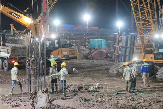 Đơn vị thi công huy động tối đa nhân lực và thiết bị, tổ chức thi công “3 ca, 4 kíp” tại dự án Sân vận động Hùng Vương. Ảnh: Lê Đông - TTXVN 