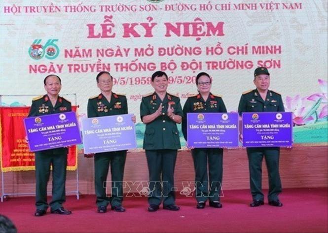 Lãnh đạo Hội truyền thống Trường Sơn - Đường Hồ Chí Minh Việt Nam trao quỹ xây nhà tình nghĩa cho các cựu binh có hoàn cảnh khó khăn trong Lễ kỷ niệm 65 năm Ngày mở đường Hồ Chí Minh - Ngày truyền thống Bộ đội Trường Sơn (19/5/1959 - 19/5/2014). Ảnh: Trọng Đức - TTXVN