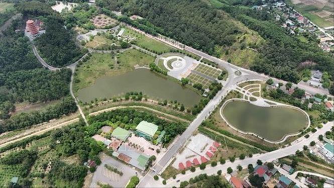 Đường Trường Sơn đã đi vào lịch sử, trở thành con đường huyền thoại, biểu tượng cho khát vọng độc lập thống nhất của dân tộc Việt Nam. Trong đó, Ngã ba Đồng Lộc là một vị trí đặc biệt - nơi máu của rất nhiều thanh niên xung phong đã đổ xuống với tinh thần “đường chưa thông không tiếc xương, tiếc máu”. Từ tháng 4 đến tháng 10/1968, Ngã ba Đồng Lộc đã hứng chịu hơn 1.800 lượt máy bay Mỹ ném bom với gần 50.000 quả bom các loại. Ngày nay, nơi đây đã trở thành 