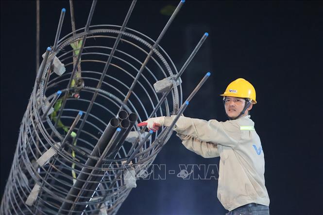 Công nhân tập trung lắp dựng cốt thép cho hạng mục sàn tại công trường Sân vận động Hùng Vương. Ảnh: Lê Đông - TTXVN