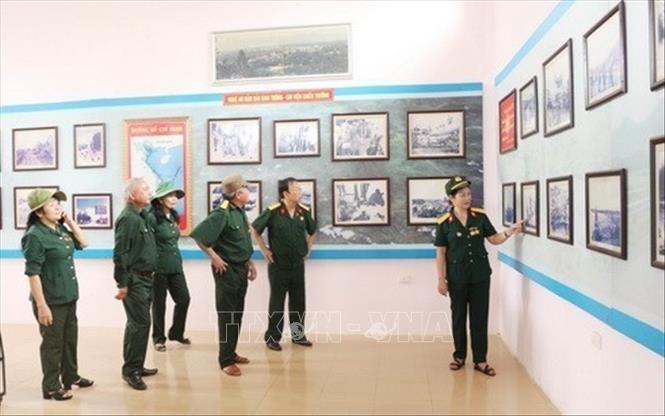 Cựu binh Bộ đội Trường Sơn xứ Nghệ thăm lại Bảo tàng Trường Sơn ở cột mốc Km số 0, huyện huyện Tân Kỳ. Ảnh: Nguyễn Oanh - TTXVN