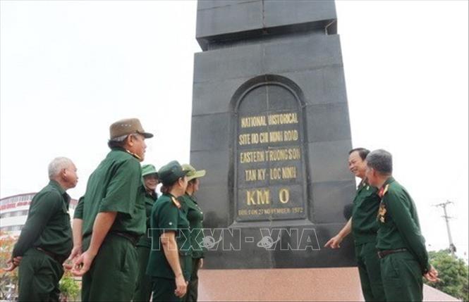 Cựu binh Bộ đội Trường Sơn xứ Nghệ bên Cột mốc Km số 0 tại huyện Tân Kỳ. Ảnh: Nguyễn Oanh - TTXVN