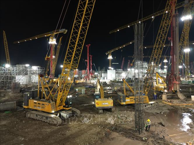 Công trường Sân vận động Hùng Vương duy trì nhịp độ thi công xuyên đêm để bảo đảm tiến độ đề ra. Ảnh: Lê Đông - TTXVN 