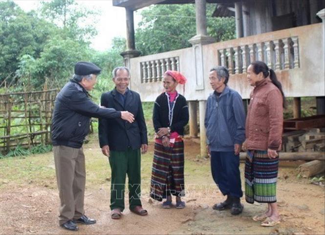 Ông Hồ So (người thứ 2 từ trái qua) là người Vân Kiều của thôn Khe Hó đầu tiên tham gia cách mạng với nhiệm vụ cùng bộ đội Trường Sơn mở đường, vận chuyển lương thực, vũ khí. Ảnh: Thanh Thủy - TTXVN