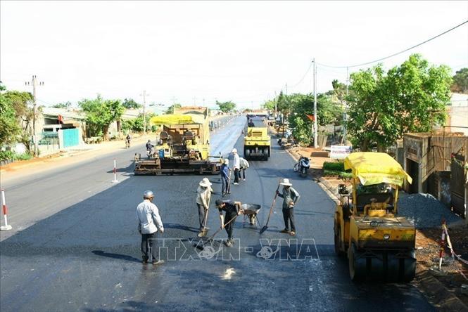 Sau ngày đất nước thống nhất, đường Trường Sơn - đường Hồ Chí Minh mang sứ mệnh lịch sử mới - tuyến đường công nghiệp hóa, hiện đại hóa, trở thành tuyến quốc lộ xuyên Việt hiện đại thứ hai phía Tây đất nước, phục vụ cho thời kỳ hội nhập, phát triển và củng cố an ninh quốc phòng của đất nước. Ảnh: TTXVN