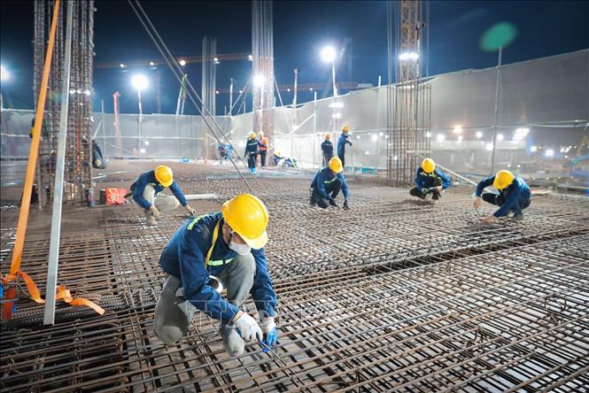 Đơn vị thi công tổ chức “3 ca, 4 kíp”, duy trì nhịp độ thi công liên tục tại dự án Sân vận động Hùng Vương. Ảnh: Lê Đông - TTXVN