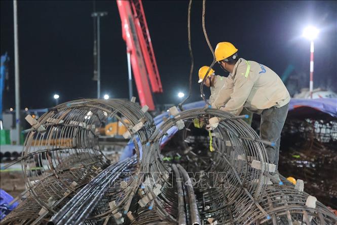 Công nhân tập trung lắp dựng cốt thép cho hạng mục sàn tại công trường Sân vận động Hùng Vương. Ảnh: Lê Đông - TTXVN