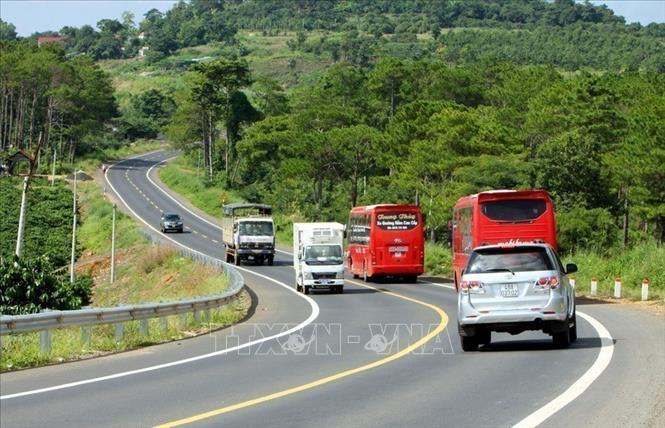 Đoạn đường qua huyện Đắk Mil, tỉnh Đắk Nông thuộc đường Hồ Chí Minh qua Tây Nguyên - Bình Phước có tổng chiều dài 553 km, góp phần tạo động lực thúc đẩy phát triển kinh tế, xã hội, đảm bảo an ninh quốc phòng khu vực Tây Nguyên. Ảnh: Dương Giang - TTXVN