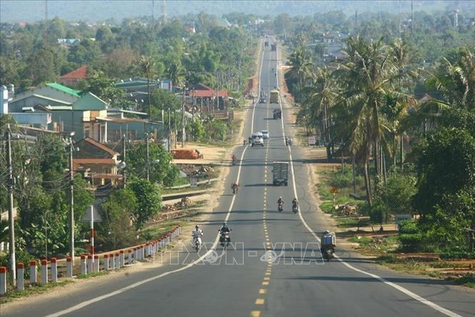 Một đoạn đường Hồ Chí Minh từ thành phố Kon Tum đi thành phố Pleiku (Gia Lai). Ảnh: Huy Hùng - TTXVN