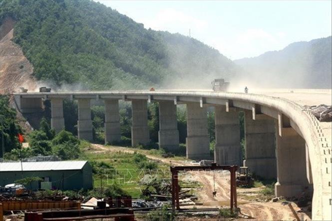 Dự án xây dựng đường Hồ Chí Minh đoạn La Sơn - Túy Loan có tổng chiều dài 77,6 km, bắt đầu từ ngã ba La Sơn (huyện Phú Lộc, tỉnh Thừa Thiên - Huế) và kết thúc tại thị tứ Túy Loan (huyện Hòa Vang, TP Đà Nẵng). Toàn dự án có 69 cây cầu, trong đó nhiều cây cầu có trụ cao hơn 100m. Ảnh: Huy Hùng - TTXVN