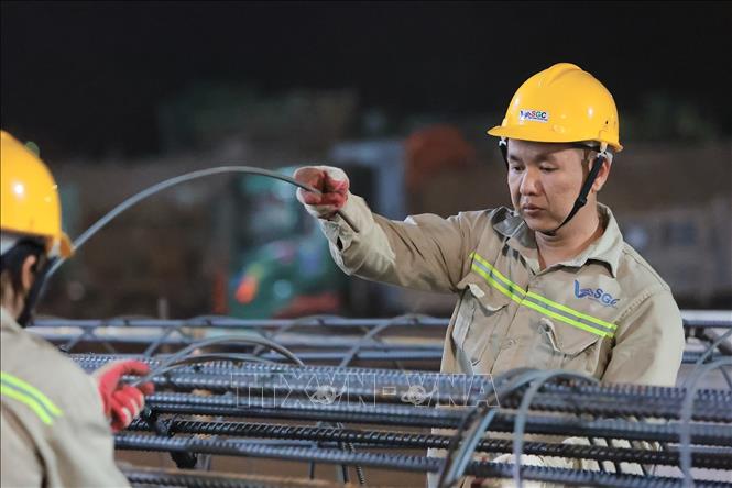 Hoạt động cắt, uốn và gia công thép được triển khai đồng bộ tại dự án Sân vận động Hùng Vương. Ảnh: Lê Đông - TTXVN 
