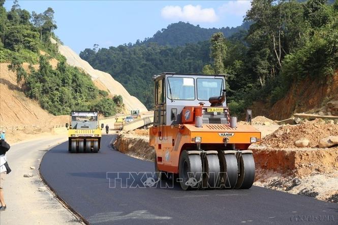 Dự án xây dựng đường Hồ Chí Minh đoạn La Sơn - Túy Loan có tổng chiều dài 77,6 km, bắt đầu từ ngã ba La Sơn (huyện Phú Lộc, tỉnh Thừa Thiên - Huế) và kết thúc tại thị tứ Túy Loan (huyện Hòa Vang, TP Đà Nẵng) có tổng mức đầu tư 11.486 tỷ đồng theo hình thức hợp đồng Xây dựng - Chuyển giao (BT). Ảnh: Huy Hùng - TTXVN