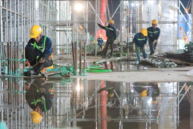 Các tổ thợ khẩn trương lắp dựng hệ giàn giáo và vận chuyển thép hộp phục vụ thi công công trình. Ảnh: Lê Đông - TTXVN 