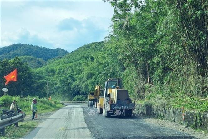 Thi công sửa chữa đường Hồ Chí Minh nhánh Tây đoạn qua huyện Đakrông (Quảng Trị), 9/2024. Ảnh: Nguyên Lý - TTXVN
