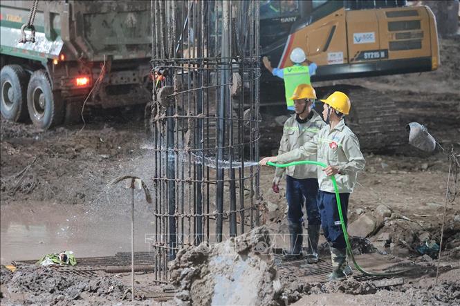 Công nhân tập trung lắp dựng cốt thép cho hạng mục sàn tại công trường Sân vận động Hùng Vương. Ảnh: Lê Đông - TTXVN