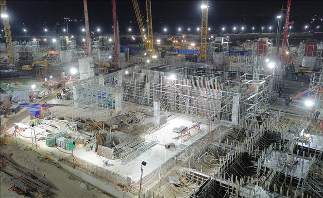 Dự án Sân vận động Hùng Vương rực sáng ánh đèn trong đêm. Ảnh: Quốc Khánh - TTXVN 