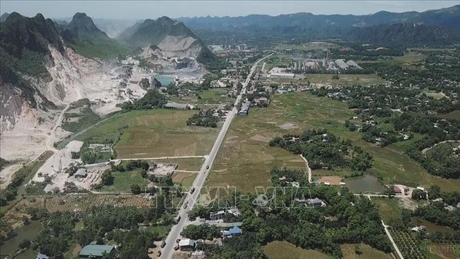 Đường Hồ Chí Minh đoạn qua huyện Lương Sơn là tuyến đường kết nối vùng giữa các tình Hòa Bình - Hà Nam - Ninh Bình - Thanh Hóa. Ảnh: Trọng Đạt - TTXVN