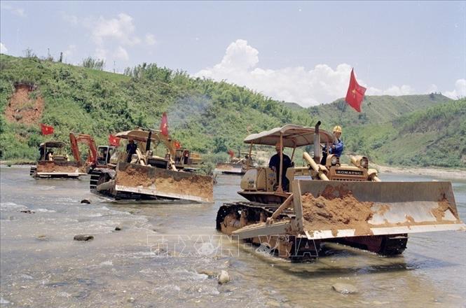 Lực lượng cơ giới của Công ty Công trình giao thông Đà Nẵng thi công 15,3 km đường Hồ Chí Minh, đoạn qua huyện Hiên, tỉnh Quảng Nam. Ảnh: Vũ Công Điền - TTXVN