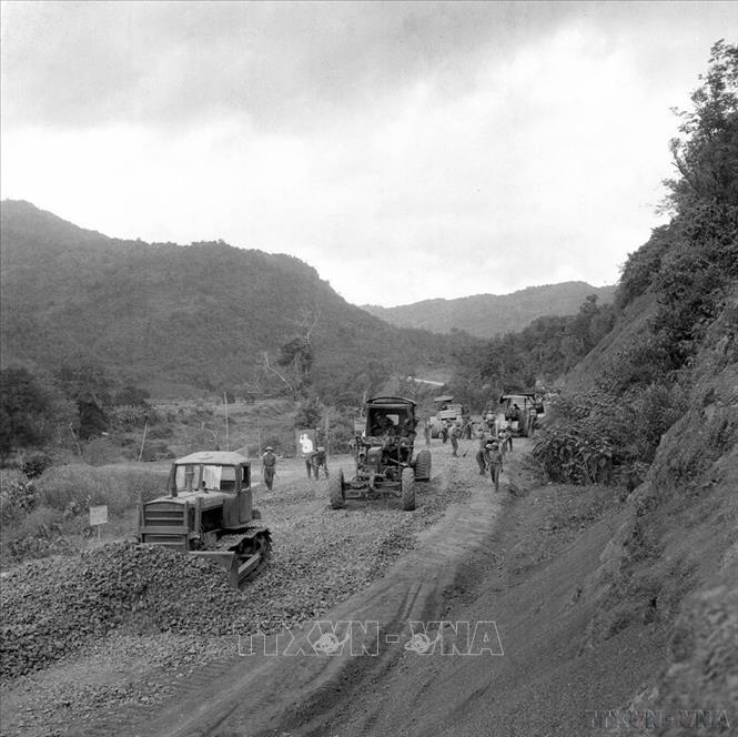 Trung đoàn 515 mở đường, đảm bảo giao thông cho tuyến đường Đông Trường Sơn (1976). Ảnh: Hồng Thụ - TTXVN