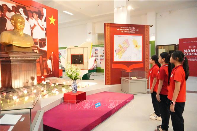 Học sinh trường THCS Hoàng Văn Thụ, tỉnh Ninh Bình thăm quan không gian trưng bày di sản Bác Hồ tại Bảo tàng Ninh Bình. Ảnh: Hải Yến - TTXVN