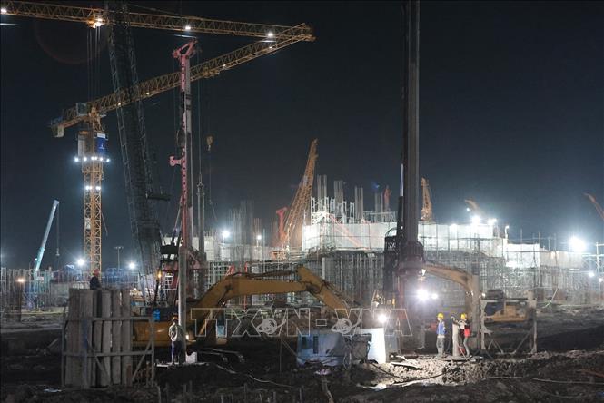 Nhiều hạng mục tại dự án Sân vận động Hùng Vương đang được triển khai đồng thời để rút ngắn thời gian thi công. Ảnh: Lê Đông - TTXVN