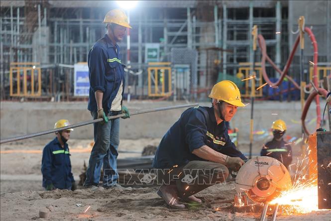 Hoạt động cắt, uốn và gia công thép được triển khai đồng bộ tại dự án Sân vận động Hùng Vương. Ảnh: Lê Đông - TTXVN 
