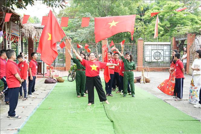Học sinh trường THCS Hoàng Văn Thụ, tỉnh Ninh Bình tham gia các trò chơi tái hiện những hoạt động trong kháng chiến. Ảnh: Hải Yến - TTXVN