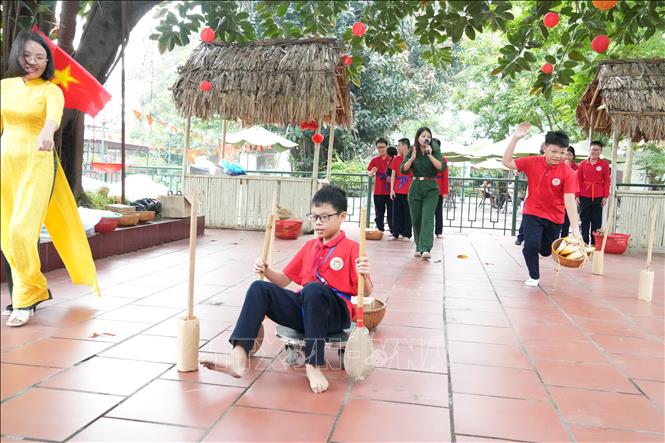 Học sinh trường THCS Hoàng Văn Thụ, tỉnh Ninh Bình, tham gia các trò chơi tái hiện những hoạt động trong kháng chiến. Ảnh: Hải Yến - TTXVN