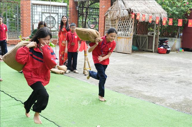 Học sinh trường THCS Hoàng Văn Thụ, tỉnh Ninh Bình tham gia các trò chơi tái hiện những hoạt động trong kháng chiến. Ảnh: Hải Yến - TTXVN