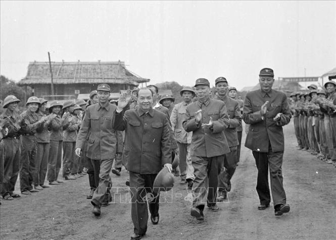 Đồng chí Trường Chinh chúc Tết bộ đội Trường Sơn, Xuân Giáp Dần 1974. Ảnh: Lâm Hồng - TTXVN