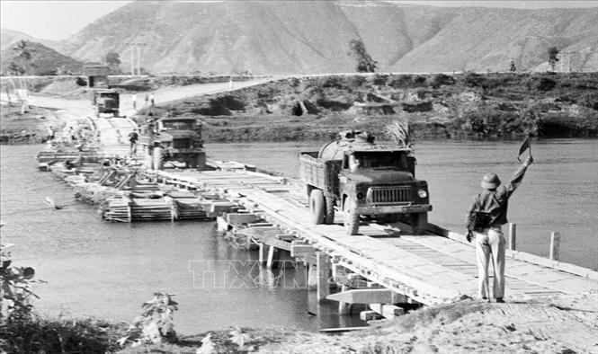 Xe qua cầu phao Lèn (Thanh Hóa) để chở hàng ra tiền tuyến. Từ năm 1965 đến 1972, đường Trường Sơn phát triển mạnh mẽ, tiến lên cơ giới hóa toàn tuyến vận tải quân sự. Ảnh: TTXVN