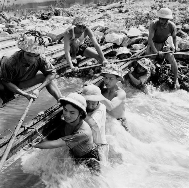 Những ngày đầu tiên khai phá đường Trường Sơn, bộ đội ta đã bí mật vạch tuyến đi qua những vùng núi hiểm trở, cheo leo với khẩu hiệu “Đi không dấu, nấu không khói, nói không tiếng”. Ảnh: Trần Phác - TTXVN 