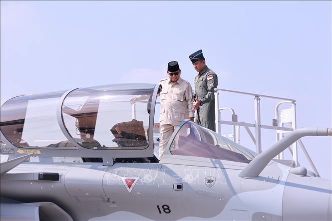 Tổng thống Prabowo Subianto kiểm tra buồng lái. Ảnh: Đỗ Quyên – PV TTXVN tại Indonesia