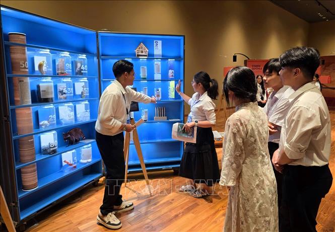 Khách tham quan tìm hiểu về các ứng dụng khoa học của “Vũ trụ - Con người - Trí thông minh” tại triển lãm. Ảnh: Trần Lê Lâm - TTXVN 