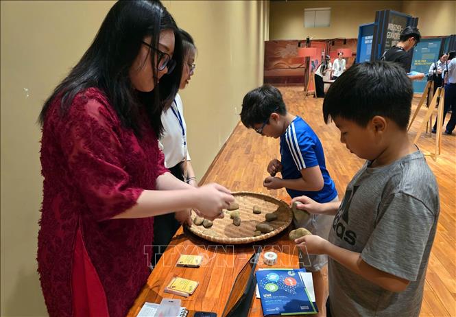 Thiếu nhi Đà Nẵng hào hứng tìm hiểu về khoa học của Đức trong đời sống. Ảnh: Trần Lê Lâm - TTXVN 