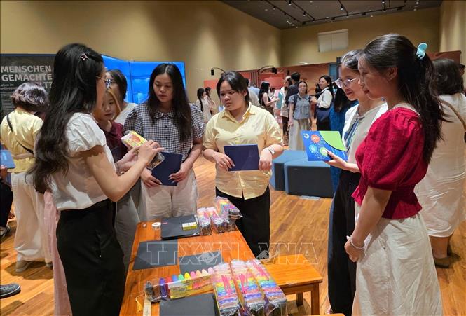 Khách tham quan tìm hiểu về các ứng dụng khoa học của Đức trong đời sống. Ảnh: Trần Lê Lâm - TTXVN 