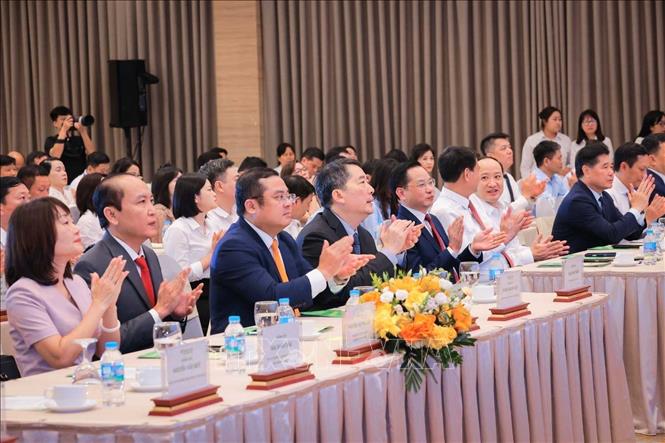 Thứ trưởng Bộ Tài Chính Cao Anh Tuấn và lãnh đạo Tập đoàn Hoá chất Việt Nam tham dự hội nghị. Ảnh: Hoàng Hiếu - TTXVN