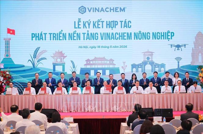 Lễ ký kết hợp tác phát triển nền tảng Vinachem nông nghiệp. Ảnh: Hoàng Hiếu - TTXVN