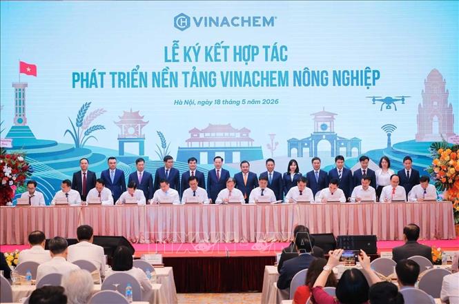 Lễ ký kết hợp tác phát triển nền tảng Vinachem nông nghiệp. Ảnh: Hoàng Hiếu - TTXVN