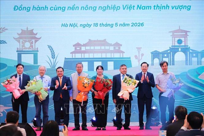 Lãnh đạo Tâp đoàn hoá chất Việt Nam tặng hoa tri ân các nhà khoa học đồng hành với nên tảng Vinachem Nông nghiệp. Ảnh: Hoàng Hiếu - TTXVN