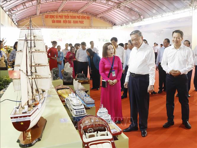 Tổng Bí thư, Chủ tịch nước Tô Lâm tham quan khu trưng bày, giới thiệu các sản phẩm tiêu biểu của thành phố Đồng Nai. Ảnh: Thống Nhất – TTXVN

