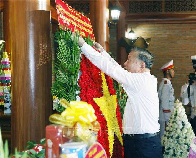 Tổng Bí thư, Chủ tịch nước Tô Lâm dâng hoa tưởng niệm Chủ tịch Hồ Chí Minh, Đại tướng Võ Nguyên Giáp và Anh hùng liệt sĩ Võ Thị Sáu tại Nhà thờ Bác Hồ trong khuôn viên Thành ủy Đồng Nai. Ảnh: Thống Nhất – TTXVN