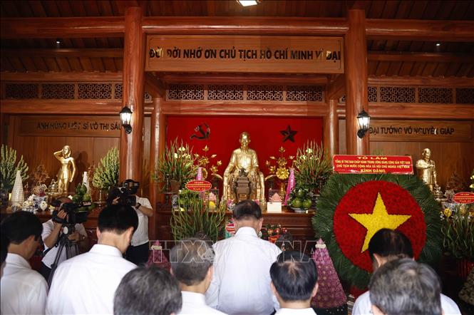 Tổng Bí thư, Chủ tịch nước Tô Lâm dâng hoa, dâng hương tưởng niệm Chủ tịch Hồ Chí Minh, Đại tướng Võ Nguyên Giáp và Anh hùng liệt sĩ Võ Thị Sáu tại Nhà thờ Bác Hồ trong khuôn viên Thành ủy Đồng Nai. Ảnh: Thống Nhất – TTXVN
